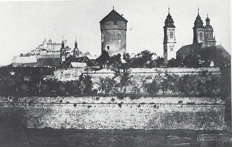 Der Hexenturm auf einem Foto, das um 1860 entstanden ist. Der Zwingergraben im Vordergrund ist heute verfüllt. Im Hintergrund ist die Festung Marienburg zu sehen. Der Hexenturm auf einem Foto, das um 1860 entstanden ist. Der Zwingergraben im Vordergrund ist heute verfüllt. Im Hintergrund ist die Festung Marienburg zu sehen. 