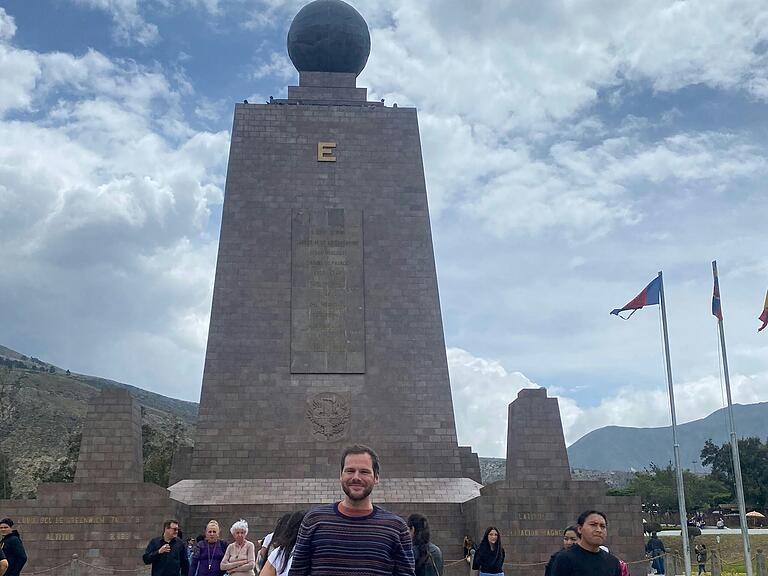 Marius Hess am Monument 'Mitad del mundo' in der Nähe von Quito. Es markiert den Äquator. Marius Hess am Monument 'Mitad del mundo' in der Nähe von Quito. Es markiert den Äquator. 