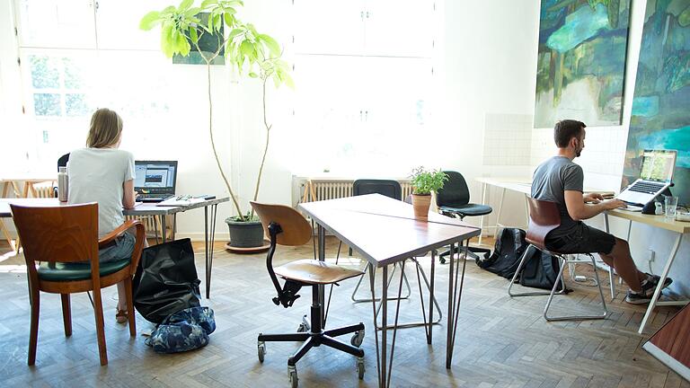 Arbeiten im Coworking Space       -  Arbeiten im Coworking-Space: Der Startup-Verband fordert Verbesserungen für die Branche (Archivfoto).