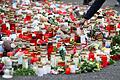 dpatopbilder - 24.01.2025, Bayern, Aschaffenburg: Ein Mann stellt eine Kerze zu zahlreichen anderen Kerzen, Blumen und Plüschtieren im Park Schöntal als Zeichen der Anteilnahme. In dem Park waren am 22.01.2025 ein zweijähriger Junge und ein 41-jähriger Mann bei einem Messerangriff getötet sowie weitere Menschen schwer verletzt worden. Foto: Arne Dedert/dpa +++ dpa-Bildfunk +++