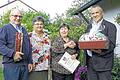 Dank für Treue: Zum 80. Geburtstag und zum 60. Urlaubsbesuch von Irmgard Kuhl (Dritte von links) aus Dortmujnd gratulierten (von links) Wolfgang Oftring, die Gastgeberin Christel Reinhart und Bürgermeister Alfred Frank.
