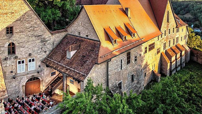Zwei Kriminalstücke: Bühne frei für das Toppler-Theater - (ret) Rothenburg wird in diesem Jahr zum Tatort: Das kleine, feine Freilichttheater mit 130 Sitzplätzen bietet nicht nur aufgrund der Lage im Nordhof des ehemaligen Dominikanerinnenklosters und heutigen Reichsstadtmuseums ein außergewöhnliches Theatererlebnis, sondern verspricht vom 22. Juni bis 27. August mit zwei Kriminalstücken einen spannenden Theater-Sommer. Den Auftakt macht „Ein Sonntag zum Töten“ von Jack Jaquine, eine schrille Kriminalkomödie, welche das Genre köstlich amüsant aufs Korn nimmt und seine Vorbilder, Kommissar Clouseau, Miss Marple oder Columbo lückenlos einarbeitet. Regie bei diesem Drei-Personenstück führt Martin König, der im vergangenen Jahr mit „Der dressierte Mann“ einen großen Erfolg verbuchte. Premiere ist am Mittwoch, 22. Juni, die letzte der 16 Vorstellungen am 16. Juli. Weiter geht es am Mittwoch, 27. Juli, mit der Premiere von „Drei Morde, Küche, Bad“ von Carsten Golbeck, inszeniert von der Regisseurin Katja Wolff. Eine heiter-satirische Geschichte um die Themen „Wohnen heute” und „Neid, Missgunst, Habenwollen”. Die letzte von 22 Vorstellungen von „Drei Morde, Küche, Bad“ wird am 27. August aufgeführt. Zusätzlich zu den beiden Eigenproduktionen gibt es eine Vielzahl an Gastspielen: Neben dem Auftritt der Hans-Sachs-Gilde (13. und 20. Juli) ist auch Christian Klischat mit dem „Schinderhannes“ (3. Juli und 15. August) dabei. Die aus der TV-Serie „Hafenkante“ bekannte Schauspielerin Gerit Kling zeigt ihr Solo-Stück „Oben bleiben“, das bereits vergangenes Jahr großen Zuspruch erhielt (24. Juli, 21. und 22. August). Mit meistenteils zu Klassikern gewordenen Kabarettsongs – mit einer Spannweite von virtuoser Komödie bis zur existenziellen Tragödie – kommt „Heute Abend: Lola Blau“ ins Programm (26. Juni und 17. Juli), ein Gastspiel des „E-Werk” Freiburg (Leitung Jürgen Eick) mit Atischeh Hannah Braun, Helmut Büchel und Klaus-Lothar Peters. Die Stücke „Die Narren sterben, auch die Allergrößten“ (12. Juli) sowie „Theaterheld und Rampensau“ (14. Juli) runden das Programm der Saison unterhaltsam ab. Tickets sind erhältlich beim Rothenburg Tourismus Service, Marktplatz 2, 91541 Rothenburg ob der Tauber, ( 0 98 61) 40 4-8 00, E-Mail: info@rothenburg.de oder im Internet direkt unter www.toppler-theater.de oder www.reservix.de. Zwei Kriminalstücke: Bühne frei für das Toppler-Theater - (ret) Rothenburg wird in diesem Jahr zum Tatort: Das kleine, feine Freilichttheater mit 130 Sitzplätzen bietet nicht nur aufgrund der Lage im Nordhof des ehemaligen Dominikanerinnenklosters und heutigen Reichsstadtmuseums ein außergewöhnliches Theatererlebnis, sondern verspricht vom 22. Juni bis 27. August mit zwei Kriminalstücken einen spannenden Theater-Sommer. Den Auftakt macht „Ein Sonntag zum Töten“ von Jack Jaquine, eine schrille Kriminalkomödie, welche das Genre köstlich amüsant aufs Korn nimmt und seine Vorbilder, Kommissar Clouseau, Miss Marple oder Columbo lückenlos einarbeitet. Regie bei diesem Drei-Personenstück führt Martin König, der im vergangenen Jahr mit „Der dressierte Mann“ einen großen Erfolg verbuchte. Premiere ist am Mittwoch, 22. Juni, die letzte der 16 Vorstellungen am 16. Juli. Weiter geht es am Mittwoch, 27. Juli, mit der Premiere von „Drei Morde, Küche, Bad“ von Carsten Golbeck, inszeniert von der Regisseurin Katja Wolff. Eine heiter-satirische Geschichte um die Themen „Wohnen heute” und „Neid, Missgunst, Habenwollen”. Die letzte von 22 Vorstellungen von „Drei Morde, Küche, Bad“ wird am 27. August aufgeführt. Zusätzlich zu den beiden Eigenproduktionen gibt es eine Vielzahl an Gastspielen: Neben dem Auftritt der Hans-Sachs-Gilde (13. und 20. Juli) ist auch Christian Klischat mit dem „Schinderhannes“ (3. Juli und 15. August) dabei. Die aus der TV-Serie „Hafenkante“ bekannte Schauspielerin Gerit Kling zeigt ihr Solo-Stück „Oben bleiben“, das bereits vergangenes Jahr großen Zuspruch erhielt (24. Juli, 21. und 22. August). Mit meistenteils zu Klassikern gewordenen Kabarettsongs – mit einer Spannweite von virtuoser Komödie bis zur existenziellen Tragödie – kommt „Heute Abend: Lola Blau“ ins Programm (26. Juni und 17. Juli), ein Gastspiel des „E-Werk” Freiburg (Leitung Jürgen Eick) mit Atischeh Hannah Braun, Helmut Büchel und Klaus-Lothar Peters. Die Stücke „Die Narren sterben, auch die Allergrößten“ (12. Juli) sowie „Theaterheld und Rampensau“ (14. Juli) runden das Programm der Saison unterhaltsam ab. Tickets sind erhältlich beim Rothenburg Tourismus Service, Marktplatz 2, 91541 Rothenburg ob der Tauber, ( 0 98 61) 40 4-8 00, E-Mail: info@rothenburg.de oder im Internet direkt unter www.toppler-theater.de oder www.reservix.de.