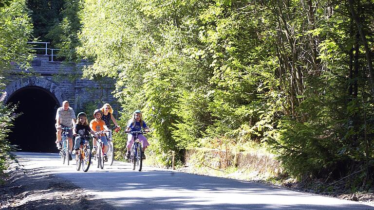 Zum 27 Kilometer langen 'Milseburgradweg' gehört eine Fahrt durch den fast 1,2 Kilometer langen Milseburg-Tunnel. Seit dieser Woche ist die Winterpause beendet und der Tunnel wieder geöffnet.