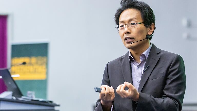 Der Würzburger Anwalt Chan-jo Jun als Referent beim Bayerischen Lehrermedientag 2019 in Würzburg. Der Würzburger Anwalt Chan-jo Jun als Referent beim Bayerischen Lehrermedientag 2019 in Würzburg.