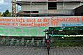 Auf dem Banner vor der Turnhalle in Schwarzach stand deutlich geschrieben, was die Bürgerinnen und Bürger wollen.