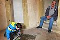 'Da sitzt einer drin' Im Turm des Feuerwehrmuseums im Schloss in Waldmannshofen bekommt der 'Brandstifter' Besuch von Josef und
Hans Schneider