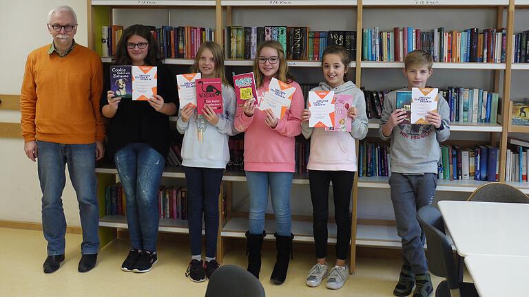 Die besten Vorleser der Realschule mit Schulleiter Thomas Feser.