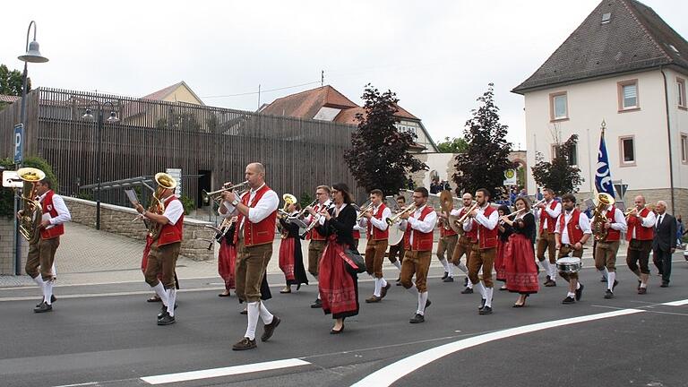 Nach dem Festgottesdienst zogen die rund 20 Gruppen in einem Festzug, unter Anführung der 'Eußenheimer Musikanten' durch die Straßen zum Festzelt. Nach dem Festgottesdienst zogen die rund 20 Gruppen in einem Festzug, unter Anführung der 'Eußenheimer Musikanten' durch die Straßen zum Festzelt.