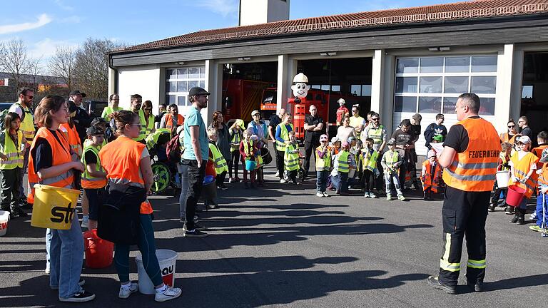 Die Müllsammelaktion 'Clean it up' fand als gemeindeübergreifende Aktion große Resonanz. Am Feuerwehrhaus im Knetzgauer Industriegebiet erteilte Feuerwehreinsatzleiter Andreas Düring Einweisungen. Die Müllsammelaktion 'Clean it up' fand als gemeindeübergreifende Aktion große Resonanz. Am Feuerwehrhaus im Knetzgauer Industriegebiet erteilte Feuerwehreinsatzleiter Andreas Düring Einweisungen.