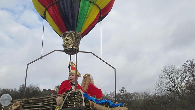 Das Kinder-Prinzenpaar Emma und Henry unternahm eine Ballonfahrt.       -  Das Kinder-Prinzenpaar Emma und Henry unternahm eine Ballonfahrt.