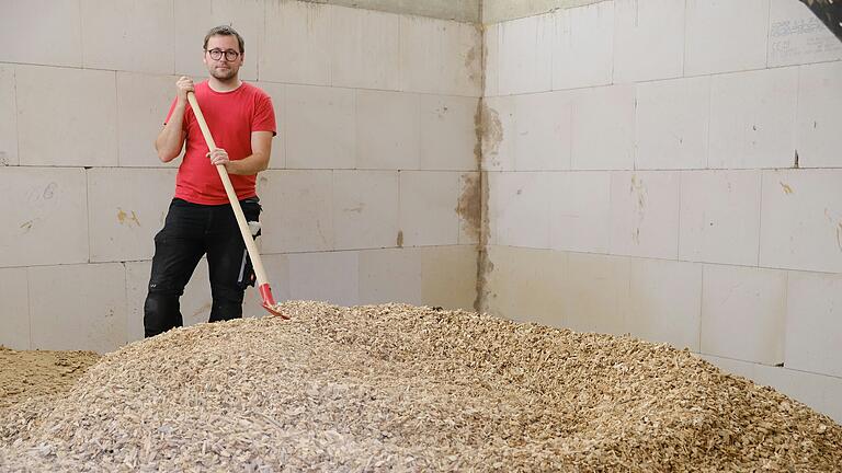 Abkehr vom Erdgas hin zum heimischen Brennstoff. Küster Michael Brendan im Hackschnitzelbunker des katholischen Pfarrzentrums. Abkehr vom Erdgas hin zum heimischen Brennstoff. Küster Michael Brendan im Hackschnitzelbunker des katholischen Pfarrzentrums.