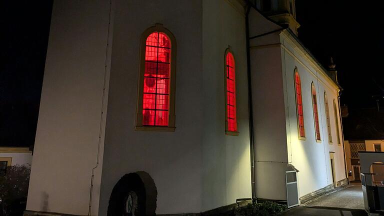 Die Fenster der Kirche St. Sebastian erstrahlen in rotem Licht: Mahnung, an die Christen zu denken, die ihren Glauben nur unter Lebensgefahr leben können - Mahnung an uns, die Religionsfreiheit und die Freiheit der Demokratie zu schätzen.