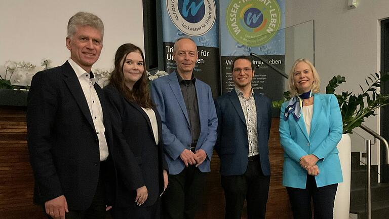 Zahlreiche Vertreter der Regierung von Unterfranken nahmen an der Auftaktveranstaltung teil. Im Bild von links: Bertram Eidel (Bereichsleiter Umwelt, Gesundheit und Verbraucherschutz), Clara Allmang (Aktion Grundwasserschutz), Axel Bauer (Sachgebietsleiter Wasserwirtschaft), Daniel Abel (Projekt Bewusstseinsbildung zum Landschaftswasserhaushalt in Unterfranken), Susanne Weizendörfer (Regierungspräsidentin von Unterfranken). Zahlreiche Vertreter der Regierung von Unterfranken nahmen an der Auftaktveranstaltung teil. Im Bild von links: Bertram Eidel (Bereichsleiter Umwelt, Gesundheit und Verbraucherschutz), Clara Allmang (Aktion Grundwasserschutz), Axel Bauer (Sachgebietsleiter Wasserwirtschaft), Daniel Abel (Projekt Bewusstseinsbildung zum Landschaftswasserhaushalt in Unterfranken), Susanne Weizendörfer (Regierungspräsidentin von Unterfranken).
