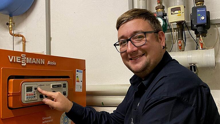 Benjamin Schultheis, Schornsteinfegermeister und Energieberater aus Mellrichstadt, beim Heizungscheck. Im Zuge der Gaskrise überprüft er derzeit auch, ob stillgelegte Öfen wieder in Betrieb genommen werden dürfen.