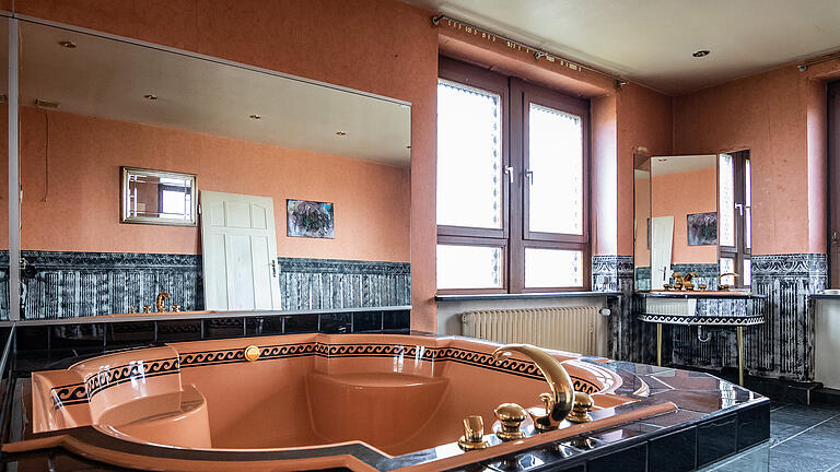 Exklusive Einblicke in die Villa 44 in Kitzingen. Im Dezember 2022 gingen in Kitzingens einst berühmtestem Bordell die Lichter aus. Jetzt gibt es neue Ideen für das Haus.