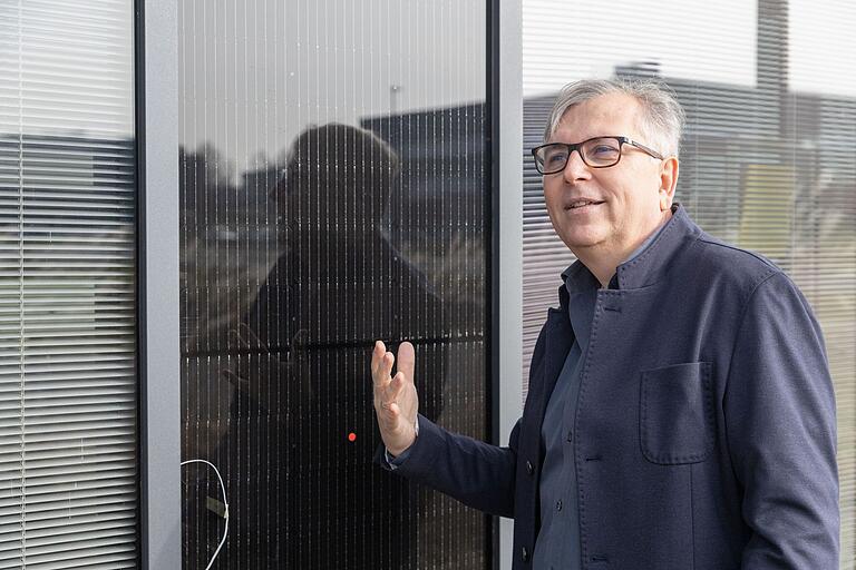 Das dunkle Paneel in der Außenwand des Energieforschungszentrums ist Sonnenkollektor und gleichzeitig gedämmte Fassade. Für Institutsleiter Hans-Peter Ebert können diese sogenannten BIPVslim-Elemente entscheidend zur Nachhaltigkeit von Gebäuden beitragen. Das dunkle Paneel in der Außenwand des Energieforschungszentrums ist Sonnenkollektor und gleichzeitig gedämmte Fassade. Für Institutsleiter Hans-Peter Ebert können diese sogenannten BIPVslim-Elemente entscheidend zur Nachhaltigkeit von Gebäuden beitragen.