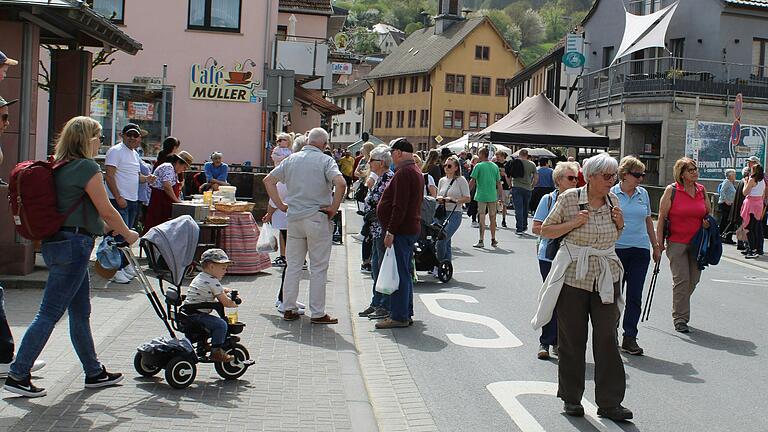 Herrliches Frühlingswetter und das Angebot der Geschäftsleute zog zahlreiche Besucher zum Frühlingsmarkt nach Burgsinn. Herrliches Frühlingswetter und das Angebot der Geschäftsleute zog zahlreiche Besucher zum Frühlingsmarkt nach Burgsinn.