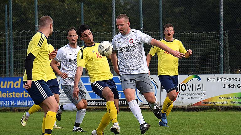 Die Spiele der Kreisklasse Rhön       -  Mit Dynamik und Technik setzt sich hier der Sulzthaler Tim Eckert (am Ball) in Szene gegen Frank Brückner von der SG Oberleichtersbach/Modlos.