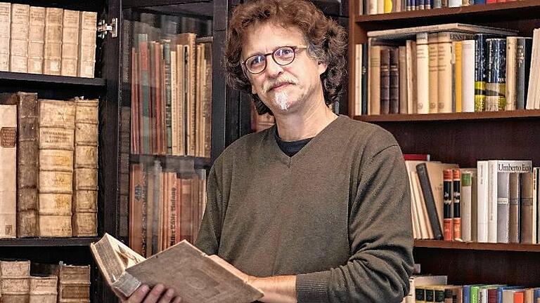 Mit Spezialisierung gegen das Internet: Antiquar Daniel Osthoff. Mit Spezialisierung gegen das Internet: Antiquar Daniel Osthoff.