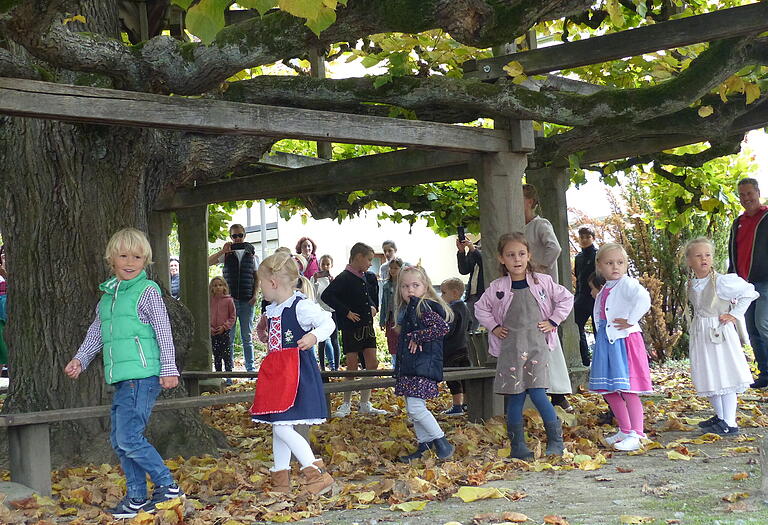 Auch die Musik-Kids freuten sich, dass es mehrere Tage Festbetrieb mit Zuckerwatte, Kinderkarussell und andere Belustigungen gab. Zur Belohnung tanzten sie beim Festzug mit ihren Eltern unter Anleitung von Katja Karch um die historische Stufenlinde. Auch die Musik-Kids freuten sich, dass es mehrere Tage Festbetrieb mit Zuckerwatte, Kinderkarussell und andere Belustigungen gab. Zur Belohnung tanzten sie beim Festzug mit ihren Eltern unter Anleitung von Katja Karch um die historische Stufenlinde.