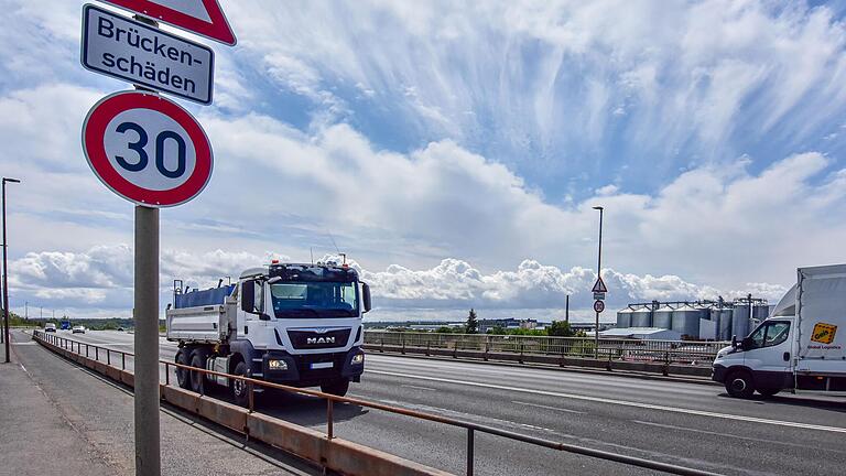 Wegen Korrosionsschäden unterhalb der Brücke muss eine der wichtigsten Verbindungen von der Stadt Schweinfurt in den südlichen Landkreis den Sommer über gesperrt werden. Knapp 30.000 Fahrzeuge passieren die Brücke täglich. Wegen Korrosionsschäden unterhalb der Brücke muss eine der wichtigsten Verbindungen von der Stadt Schweinfurt in den südlichen Landkreis den Sommer über gesperrt werden. Knapp 30.000 Fahrzeuge passieren die Brücke täglich.