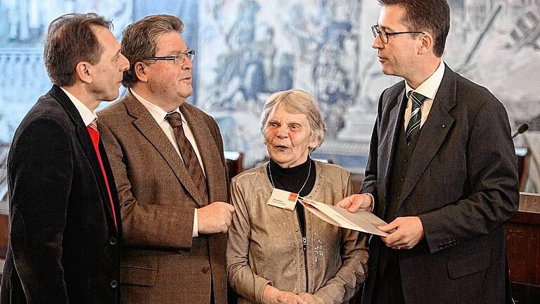 60 Jahre DAHW       -  Aus den Händen von Irene Kober und DAHW-Geschäftsführer Burkard Kömm (links) nahmen OB Christian Schuchardt (rechts) und Bürgermeister Adolf Bauer den Antrag auf eine Straßenbenennung entgegen.Foto: D. Peter