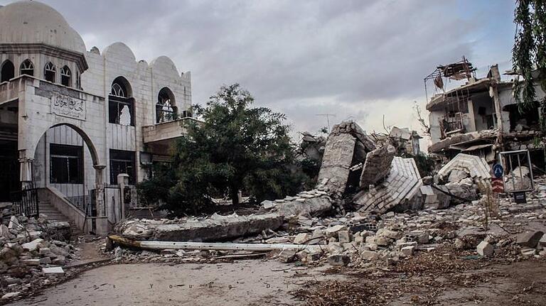 Nur noch Trümmer: Rechts stand einmal das Haus von Mohamad Awatas Familie. Bei einem Bombenangriff verlor er Mutter und Onkel. Nur noch Trümmer: Rechts stand einmal das Haus von Mohamad Awatas Familie. Bei einem Bombenangriff verlor er Mutter und Onkel.