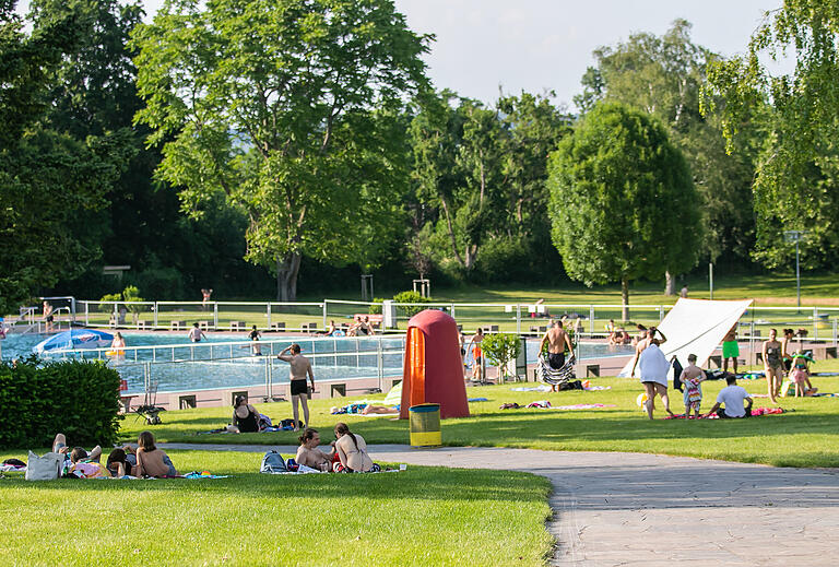 Auf den Liegewiesen oder in den Becken ist viel Platz. Auf den Liegewiesen oder in den Becken ist viel Platz. 