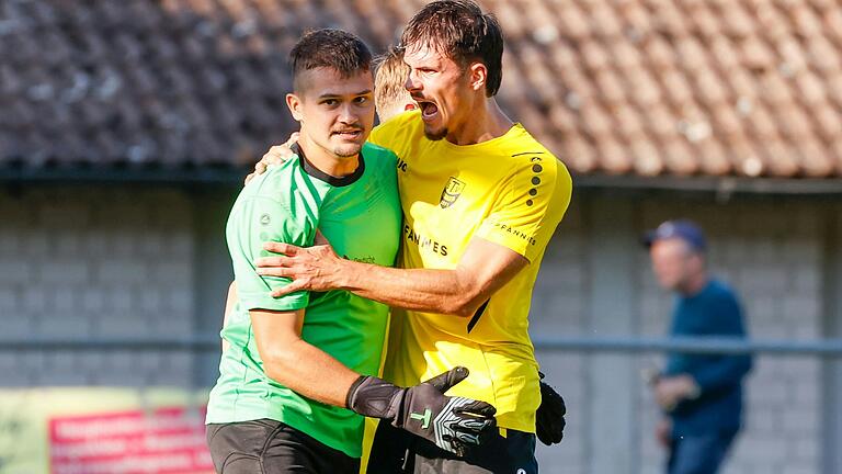 Gefeiert: Torwart Lorenz Schmitt (links) vom TSV Eisingen, hier mit Teamkollege Fabio Volderauer, hielt in der Schlussminute gegen den TSV Rottendorf einen Foulelfmeter. Gefeiert: Torwart Lorenz Schmitt (links) vom TSV Eisingen, hier mit Teamkollege Fabio Volderauer, hielt in der Schlussminute gegen den TSV Rottendorf einen Foulelfmeter.