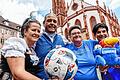 Deutsch-französische Ballschaft: Andrea und Mario Keding sowie Christine Biava und Marie-Christine Dabauvalle (von links) stellten sich zum Mannschaftsfoto vor dem Torwandschießen am Marktplatz auf.