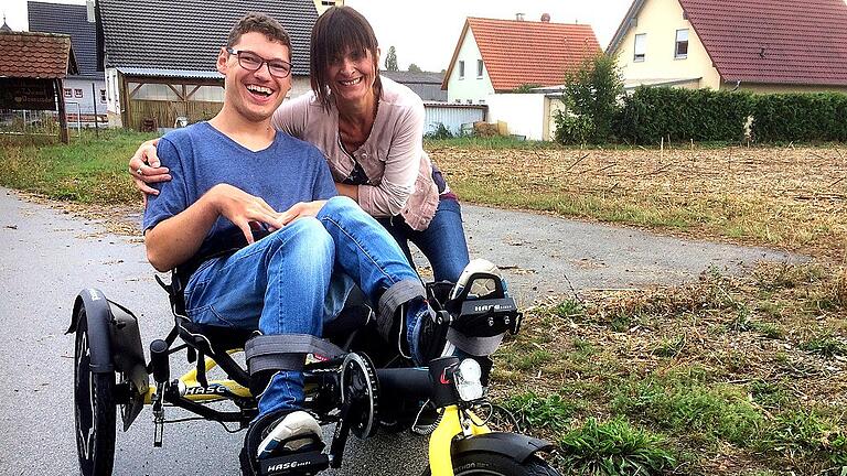 Der behinderte Manuel aus Donnersdorf und seine Pflegemutter Sabine Hahn freuen sich riesig über das dieser Tage eingetroffene Liege-Therapiefahrrad für den 19-Jährigen und sind überwältigt von der Spendenbereitschaft der Menschen in der Region, die die Anschaffung ermöglichten. Manuel kommt mit dem Rad bestens zurecht.