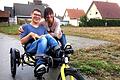 Der behinderte Manuel aus Donnersdorf und seine Pflegemutter Sabine Hahn freuen sich riesig über das dieser Tage eingetroffene Liege-Therapiefahrrad für den 19-Jährigen und sind überwältigt von der Spendenbereitschaft der Menschen in der Region, die die Anschaffung ermöglichten. Manuel kommt mit dem Rad bestens zurecht.