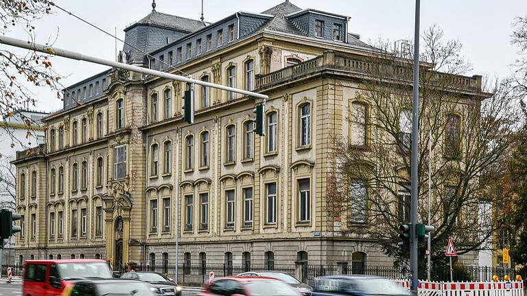 Die alte Augenklinik der Universität Würzburg am Röntgenring soll jetzt für moderne wissenschaftliche Zwecke grundsaniert werden. Ihr äußeres Erscheinungsbild soll aber erhalten bleiben. Die alte Augenklinik der Universität Würzburg am Röntgenring soll jetzt für moderne wissenschaftliche Zwecke grundsaniert werden. Ihr äußeres Erscheinungsbild soll aber erhalten bleiben.