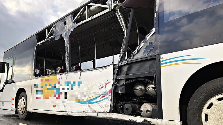 Spuren des Unfalls: Seitlich fuhr der Lkw in den mit 20 Menschen besetzten Linienbus.       -  Ein Bild, das vielen Beteiligten vermutlich noch eine Zeit lang in Erinnerung bleiben wird: Der beschädigte Bus, in den am Montagmittag bei Hofheim ein Lkw hineingefahren.