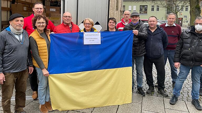 Solidarität für die Ukraine: Dekan Andreas Krefft und Menschen aus dem Landkreis vor dem beladenen Hilfstransport für die Ukraine Solidarität für die Ukraine: Dekan Andreas Krefft und Menschen aus dem Landkreis vor dem beladenen Hilfstransport für die Ukraine