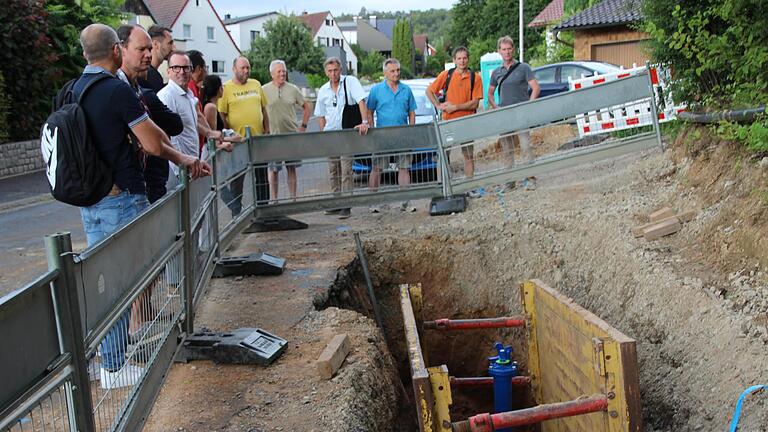 Auch eine Ortsbesichtigung der Straße „Am Kohlenberg“ nahm das Ratsgremium vor. Hier gehen die Arbeiten durch eine gelungene Kooperation zwar gut voran, dennoch dürfte die Baustelle heuer nicht mehr fertig werden. - Auch eine Ortsbesichtigung der Straße „Am Kohlenberg“ nahm das Ratsgremium vor. Hier gehen die Arbeiten durch eine gelungene Kooperation zwar gut voran, dennoch dürfte die Baustelle heuer nicht mehr fertig werden. Auch eine Ortsbesichtigung der Straße „Am Kohlenberg“ nahm das Ratsgremium vor. Hier gehen die Arbeiten durch eine gelungene Kooperation zwar gut voran, dennoch dürfte die Baustelle heuer nicht mehr fertig werden. - Auch eine Ortsbesichtigung der Straße „Am Kohlenberg“ nahm das Ratsgremium vor. Hier gehen die Arbeiten durch eine gelungene Kooperation zwar gut voran, dennoch dürfte die Baustelle heuer nicht mehr fertig werden.