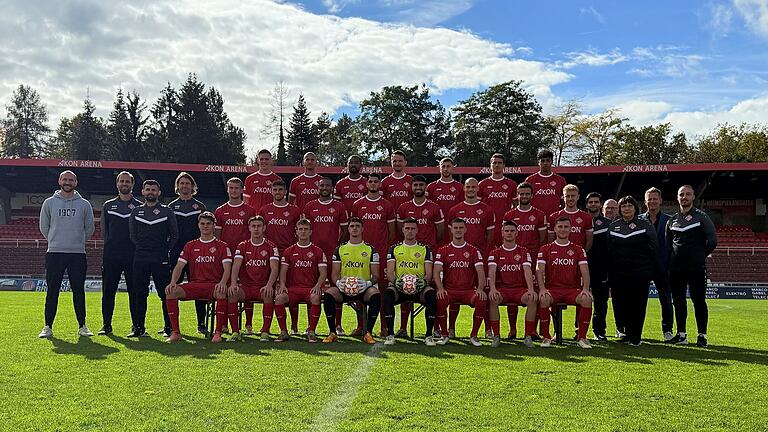 Nach langem Anlauf hat sich das Team der Würzburger Kickers an diesem Donnerstag zum Mannschaftsbild aufgestellt: (hinten von links) Fabian Wessig, Benyas Junge-Abiol, Fabrice Montcheu, Peter Kurzweg, Dominik Meisel, Benjamin Girth, Joel Ampadu, (Mitte von links) Sportdirektor Sebastian Neumann, Co-Trainer Ronny Ermel, Torwarttrainer Niko Sternberg, Trainer Martin Lanig, Moritz Hannemann, Marius Uhl, Noah Awassi, Fatih Baca, Ebrahim Farahnak, Alem Japaur, Daniel Hägele, Jonas Wieselsberger, Teamarzt Dr. Yama Kamawal, Betreuer Thomas Dornbusch, Betreuerin Rosi Orner, Vorstandsvorsitzender André Herber, Physiotherapeut und Athletiktrainer Philipp Inzenhofer, (vorne von links) Elija Härtl, Theo Harz, Maximilian Fesser, Vincent Friedsam, Johann Hipper, Maximilian Zaiser, Yannick Sachs und Tim Kraus. Nach langem Anlauf hat sich das Team der Würzburger Kickers an diesem Donnerstag zum Mannschaftsbild aufgestellt: (hinten von links) Fabian Wessig, Benyas Junge-Abiol, Fabrice Montcheu, Peter Kurzweg, Dominik Meisel, Benjamin Girth, Joel Ampadu, (Mitte von links) Sportdirektor Sebastian Neumann, Co-Trainer Ronny Ermel, Torwarttrainer Niko Sternberg, Trainer Martin Lanig, Moritz Hannemann, Marius Uhl, Noah Awassi, Fatih Baca, Ebrahim Farahnak, Alem Japaur, Daniel Hägele, Jonas Wieselsberger, Teamarzt Dr. Yama Kamawal, Betreuer Thomas Dornbusch, Betreuerin Rosi Orner, Vorstandsvorsitzender André Herber, Physiotherapeut und Athletiktrainer Philipp Inzenhofer, (vorne von links) Elija Härtl, Theo Harz, Maximilian Fesser, Vincent Friedsam, Johann Hipper, Maximilian Zaiser, Yannick Sachs und Tim Kraus.