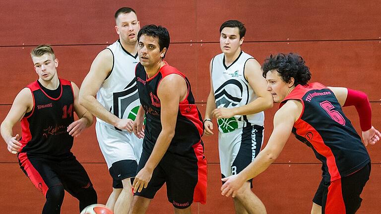Den Ball fest und erfolgreich im Blick hatten die Basketballer des TSV Brendlorenzen (von links in den dunklen Trikots) Marius Koch, Dragan Korlat und Nikola Radivojac. Brendlorenzen fügte im Spitzenspiel dem bislang verlustpunktfreien Tabellenführer TSG Estenfeld die erste Saisonniederlage zu, wobei Dragan Korlat mit 18 Punkten als erfolgreichster Korbjäger glänzte.