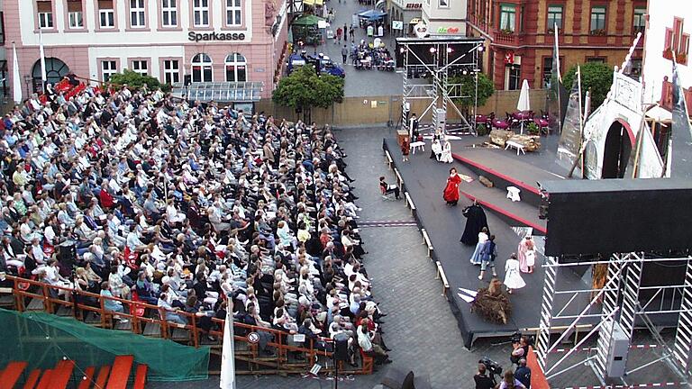 Die Aufführungen des 'Jedermann' auf dem Karlstadter Marktplatz wirkten für die Theaterbühne wie ein Katalysator. Die Aufführungen des 'Jedermann' auf dem Karlstadter Marktplatz wirkten für die Theaterbühne wie ein Katalysator.