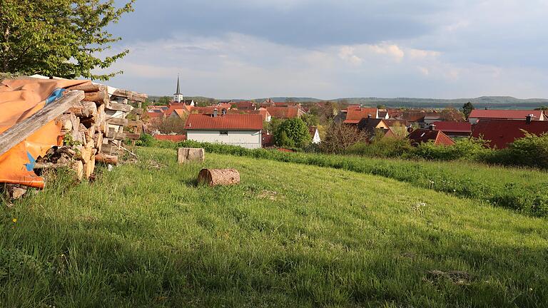 Unter dem Adelsberg in Hellmitzheim gab es früher ein Gips-Bergwerk. Der ehemalige Untertagebau sorgt jetzt dafür, dass das Gebiet nicht mehr betreten werden darf.