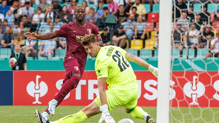 Viktoria 89 Berlin - FC Augsburg       -  Samuel Essende von FC Augsburg trifft zum 2:1 gegen Viktoria Berlin.