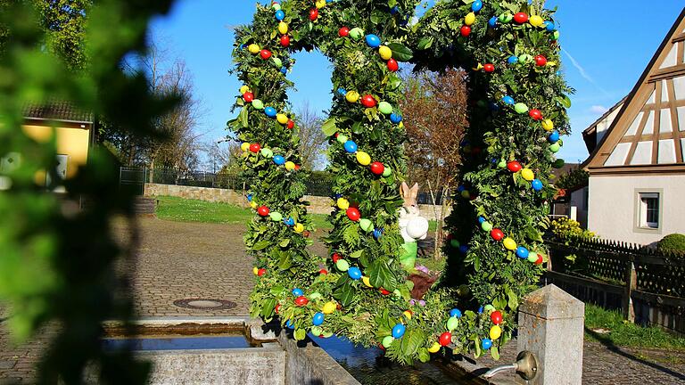 Der Brunnen ist wieder österlich geschmückt – Kirchschönbachs Dorfmitte grüßt bunt und grün zur Osterzeit. Der Brunnen ist wieder österlich geschmückt – Kirchschönbachs Dorfmitte grüßt bunt und grün zur Osterzeit.
