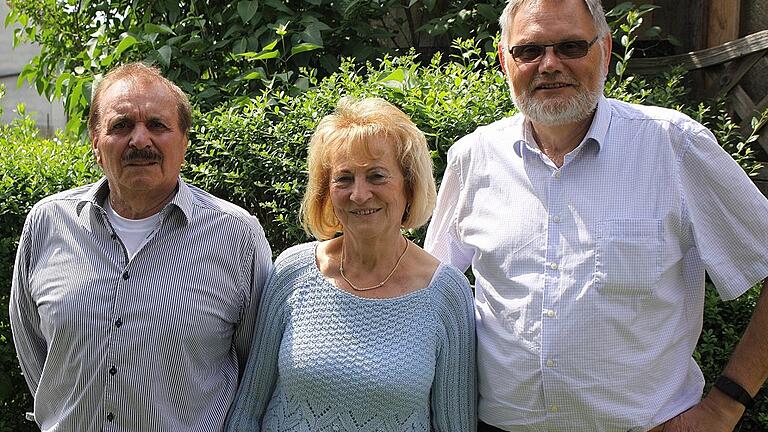 Zellingens Bürgermeister Wieland Gsell (rechts) gratulierte Monika und Walter Ehrlich zur Goldenen Hochzeit. Zellingens Bürgermeister Wieland Gsell (rechts) gratulierte Monika und Walter Ehrlich zur Goldenen Hochzeit.