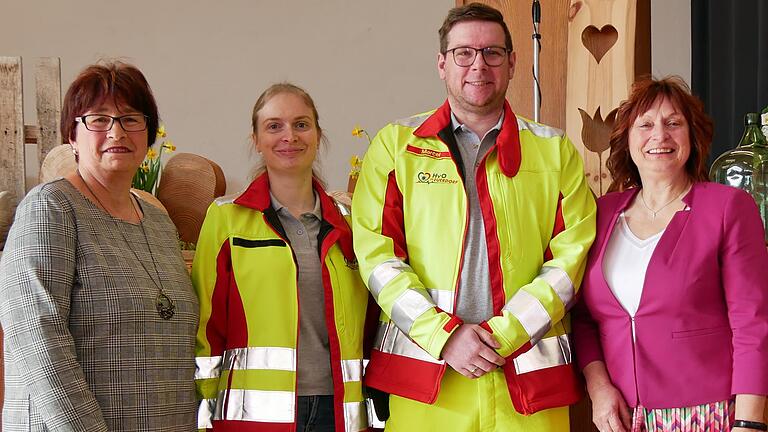 Für die First Responder der Verwaltungsgemeinschaft Euerdorf wurden beim Landfrauentag Spenden gesammelt. Marcel Paries und Ilona Gößmann-Schmitt von den Ersthelfern vor Ort stellten ihren Dienst vor. Links die stellvertretende Kreisbäuerin Helene... - Für die First Responder der Verwaltungsgemeinschaft Euerdorf wurden beim Landfrauentag Spenden gesammelt. Marcel Paries und Ilona Gößmann-Schmitt von den Ersthelfern vor Ort stellten ihren Dienst vor. Links die stellvertretende Kreisbäuerin Helene Greubel, rechts Kreisbäuerin Edeltraud Häusler. Für die First Responder der Verwaltungsgemeinschaft Euerdorf wurden beim Landfrauentag Spenden gesammelt. Marcel Paries und Ilona Gößmann-Schmitt von den Ersthelfern vor Ort stellten ihren Dienst vor. Links die stellvertretende Kreisbäuerin Helene... - Für die First Responder der Verwaltungsgemeinschaft Euerdorf wurden beim Landfrauentag Spenden gesammelt. Marcel Paries und Ilona Gößmann-Schmitt von den Ersthelfern vor Ort stellten ihren Dienst vor. Links die stellvertretende Kreisbäuerin Helene Greubel, rechts Kreisbäuerin Edeltraud Häusler.