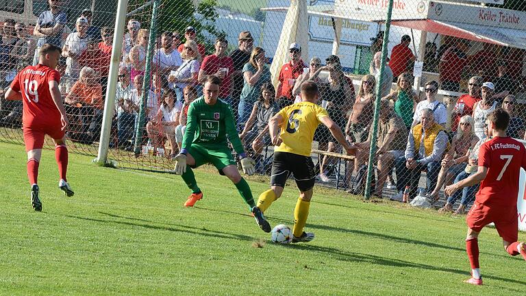 Zu oft standen die Hofer Angreifer allein vor Fuchsstadts Keeper Tayrell Kruppa. Auf unserem Bild kommt der Hofer Nico Schmidt frei zum Schuss. - Zu oft standen die Hofer Angreifer allein vor Fuchsstadts Keeper Tayrell Kruppa. Auf unserem Bild kommt der Hofer Nico Schmidt frei zum Schuss. Zu oft standen die Hofer Angreifer allein vor Fuchsstadts Keeper Tayrell Kruppa. Auf unserem Bild kommt der Hofer Nico Schmidt frei zum Schuss. - Zu oft standen die Hofer Angreifer allein vor Fuchsstadts Keeper Tayrell Kruppa. Auf unserem Bild kommt der Hofer Nico Schmidt frei zum Schuss.