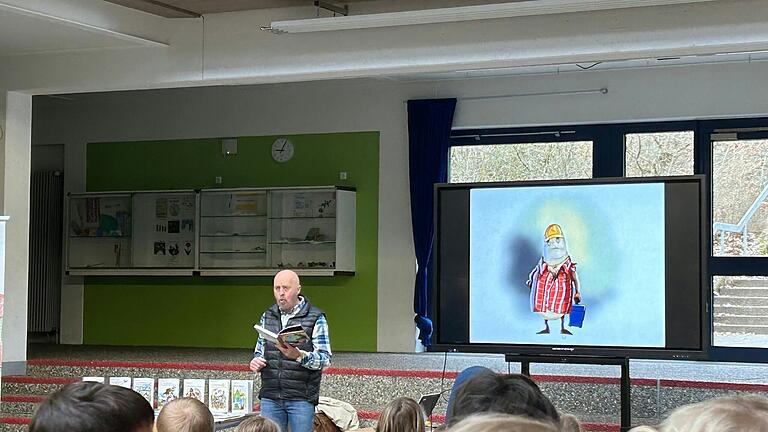 Im Bild: Wolfgang Lambrecht liest aus seinen Büchern. Im Bild: Wolfgang Lambrecht liest aus seinen Büchern.