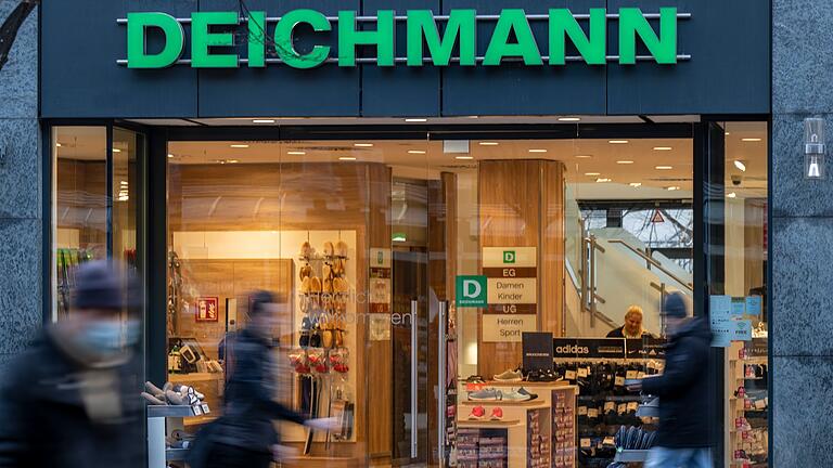 Deichmann Logo       -  Brummt der Laden? Geht so - Deichmann hat weniger Schuhe verkauft.