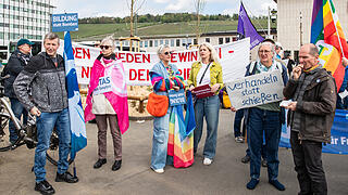 Rund 300 Menschen nehmen am Samstag 19.04.25 am Ostermarsch durch Würzburg teil. Er hat zum Thema: Den Frieden gewinnen - nicht den Krieg'. Sie demonstrieren gegen die weltweite Aufrüstung.