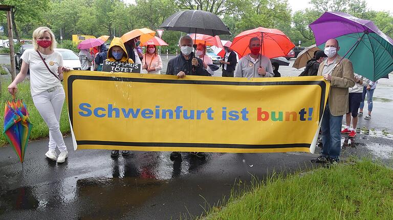 Das Bündnis "Schweinfurt ist bunt" zeigt für die Stadtpolitik Flagge. Das Bündnis "Schweinfurt ist bunt" zeigt für die Stadtpolitik Flagge.