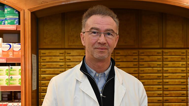 Stephan Schmitt, Sprecher der Apotheker im Kreis Haßberge, hat schon an den ersten eineinhalb Tagen seit Beginn der Ausgabe von kostenlosen FFP2-Masken an Corona-Risikogruppen alleine in seiner Apotheke in Hofheim rund 3000 solcher Masken an Patienten verteilt. Stephan Schmitt, Sprecher der Apotheker im Kreis Haßberge, hat schon an den ersten eineinhalb Tagen seit Beginn der Ausgabe von kostenlosen FFP2-Masken an Corona-Risikogruppen alleine in seiner Apotheke in Hofheim rund 3000 solcher Masken an Patienten verteilt.
